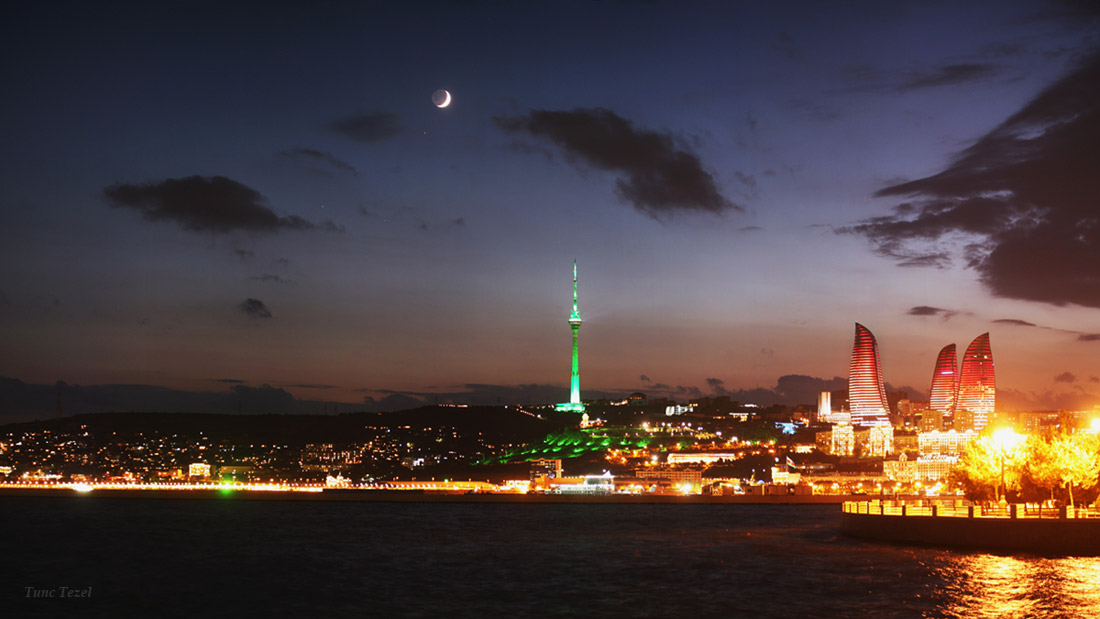 Moon and Mars Shine Over Stunning Skyline (Photo)